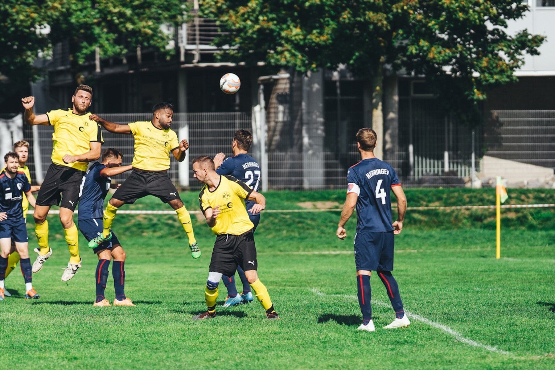 Mehrere Fußballspieler kämpfen gemeinsam um den Ball